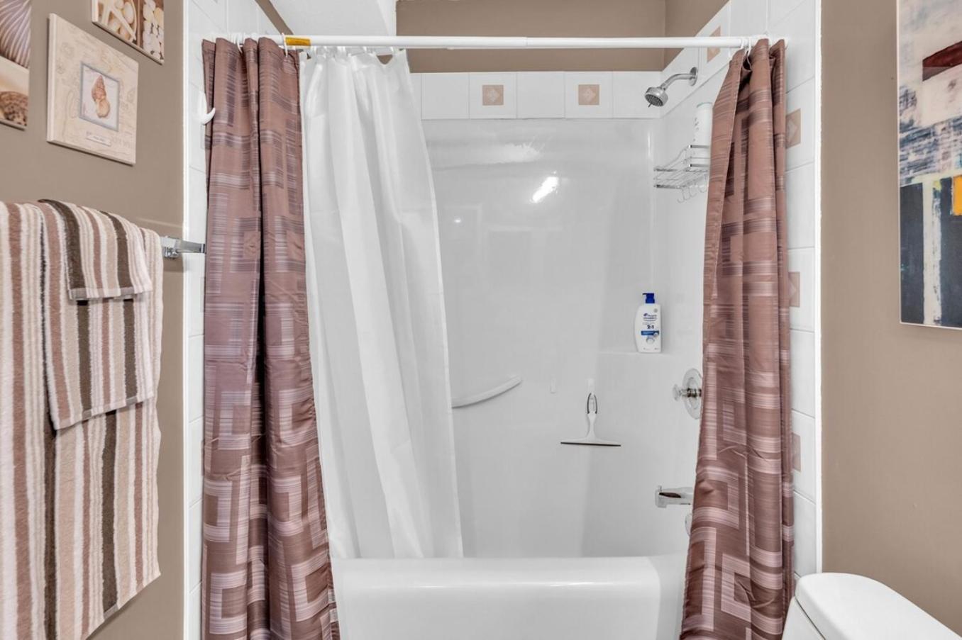 52-3 Bed Suite On Lake Central Ac By Airport YYC Exterior photo
