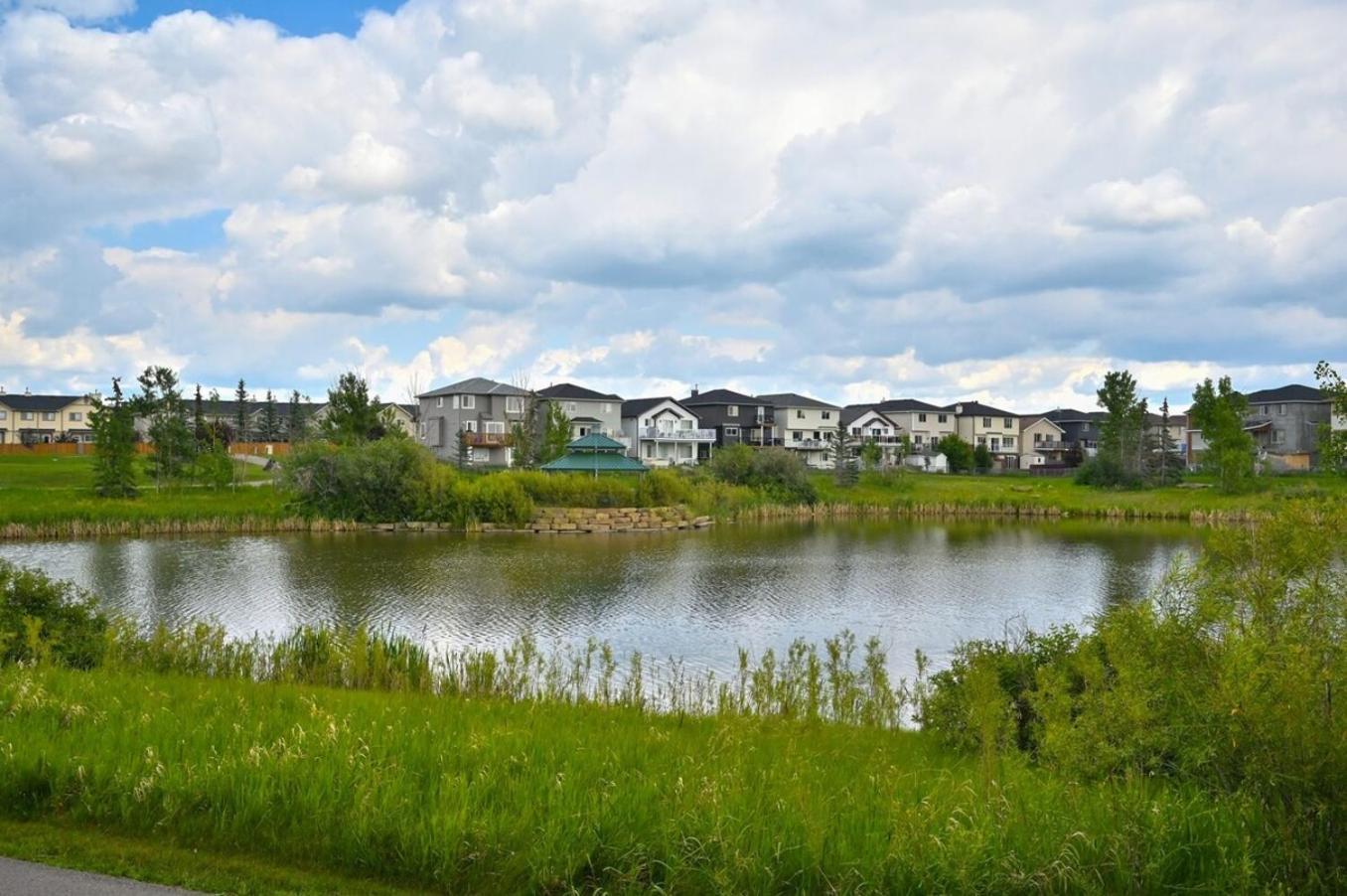 52-3 Bed Suite On Lake Central Ac By Airport YYC Exterior photo